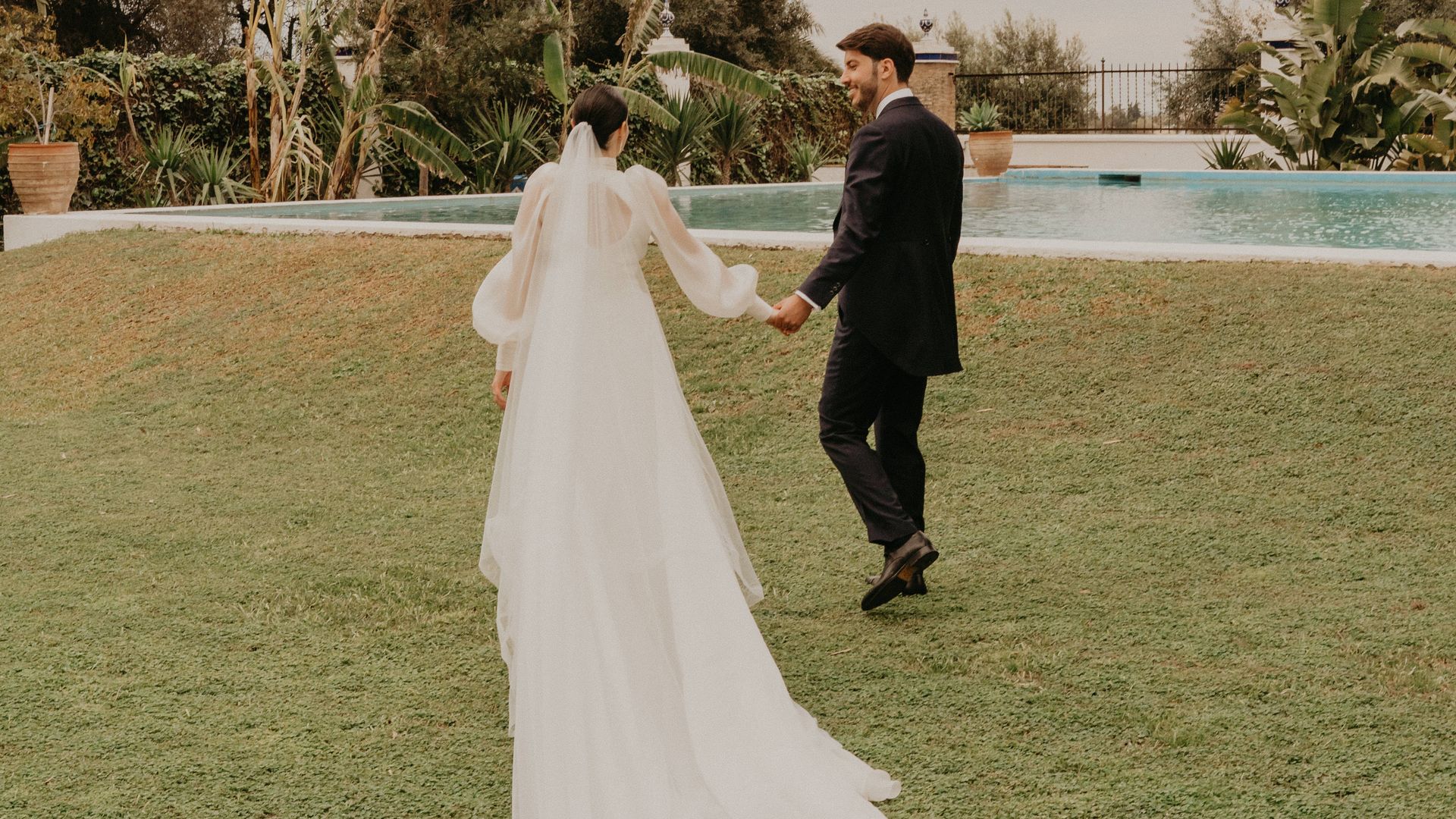 Look de novia de desmontable con mangas abullonadas boda sevilla