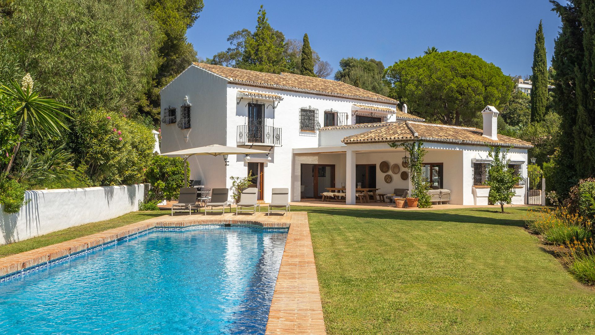 Cómo una reforma convirtió una casa andaluza de 466 m² en un refugio mediterráneo con cocina abierta al jardín y porche para comidas largas