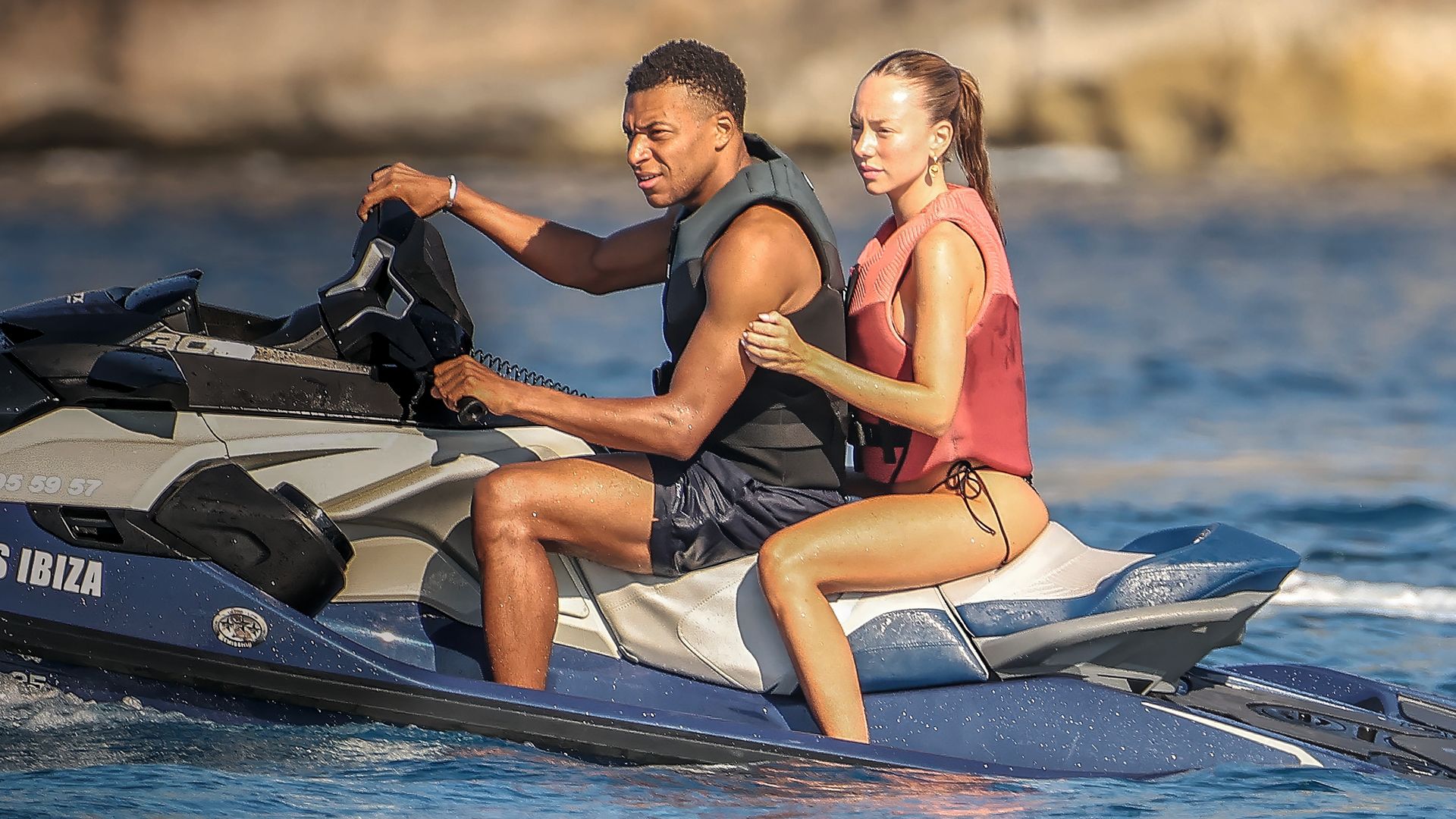Ester Expósito y Kylian Mbappé disfrutando en una moto de agua en Ibiza