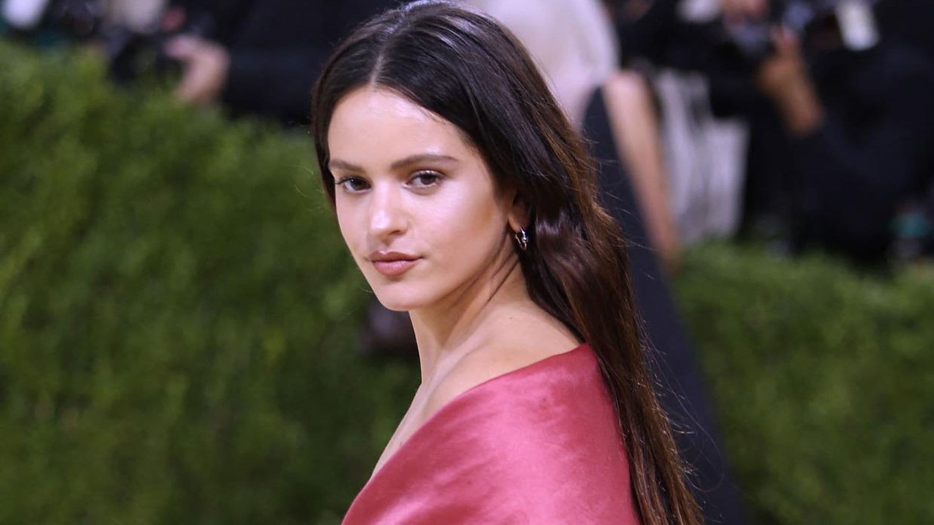 Rosalía y su look más ‘motomami’ para una cita romántica con Rauw Alejandro
