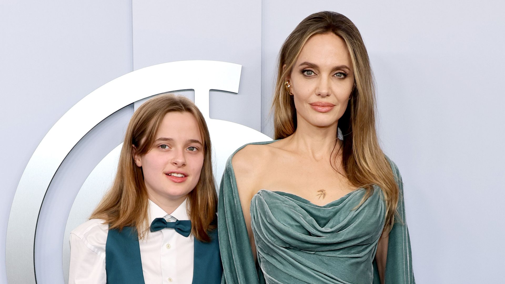 Vivienne con su madre Angelina Jolie en la 77a. edición de los Tony Awards en Nueva York. 