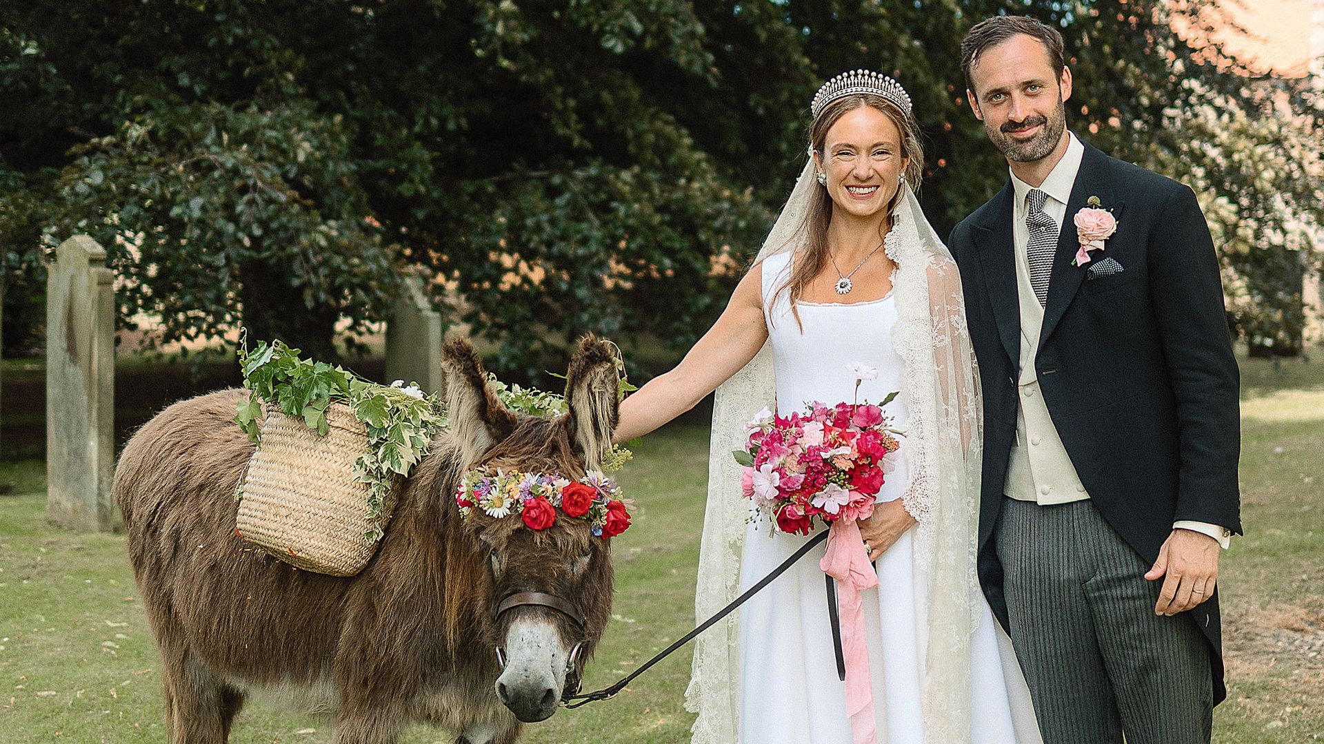 Lady Marina Windsor con su marido, Nico, y un burro