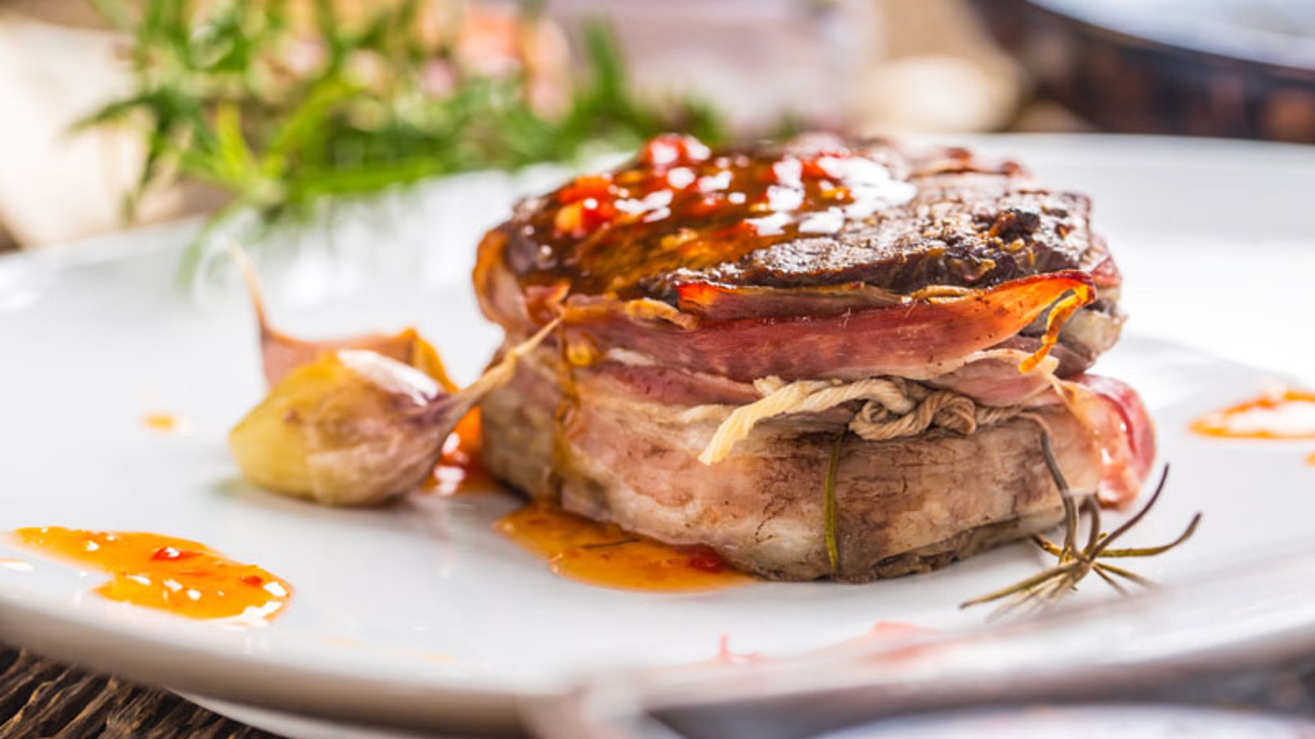 Turnedó con salsa agridulce de chile y ajo asado