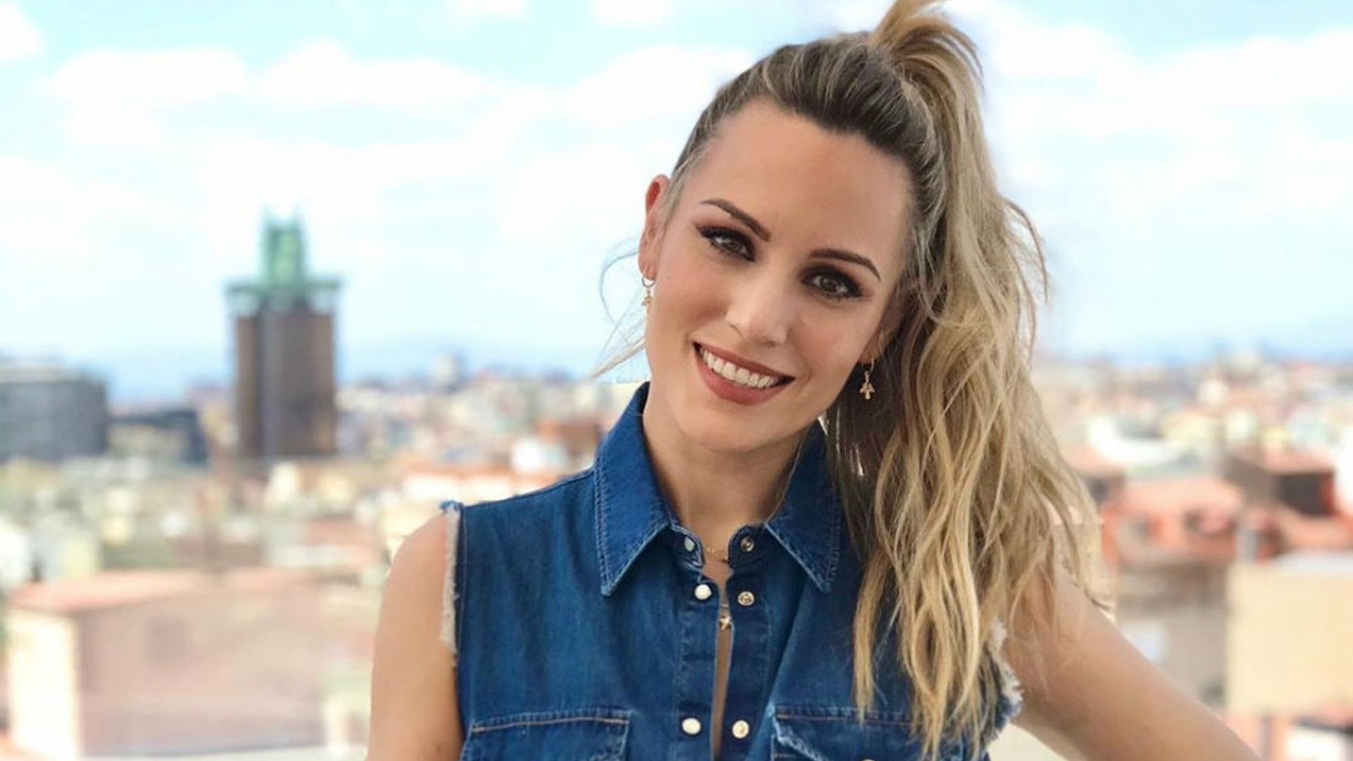 Edurne vuelve a la televisión con el look noventero que podrías llevar del trabajo a una fiesta