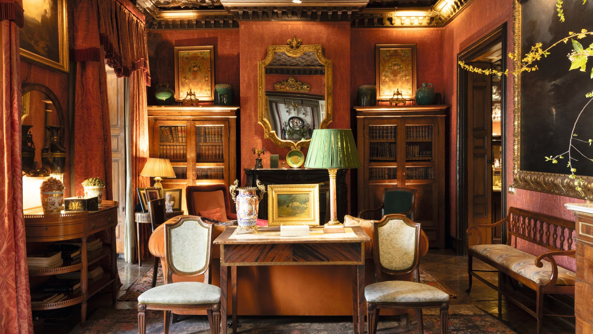 El Salón Rojo, con tapizado en damasco de algodón y librerías catalanas Carlos IV