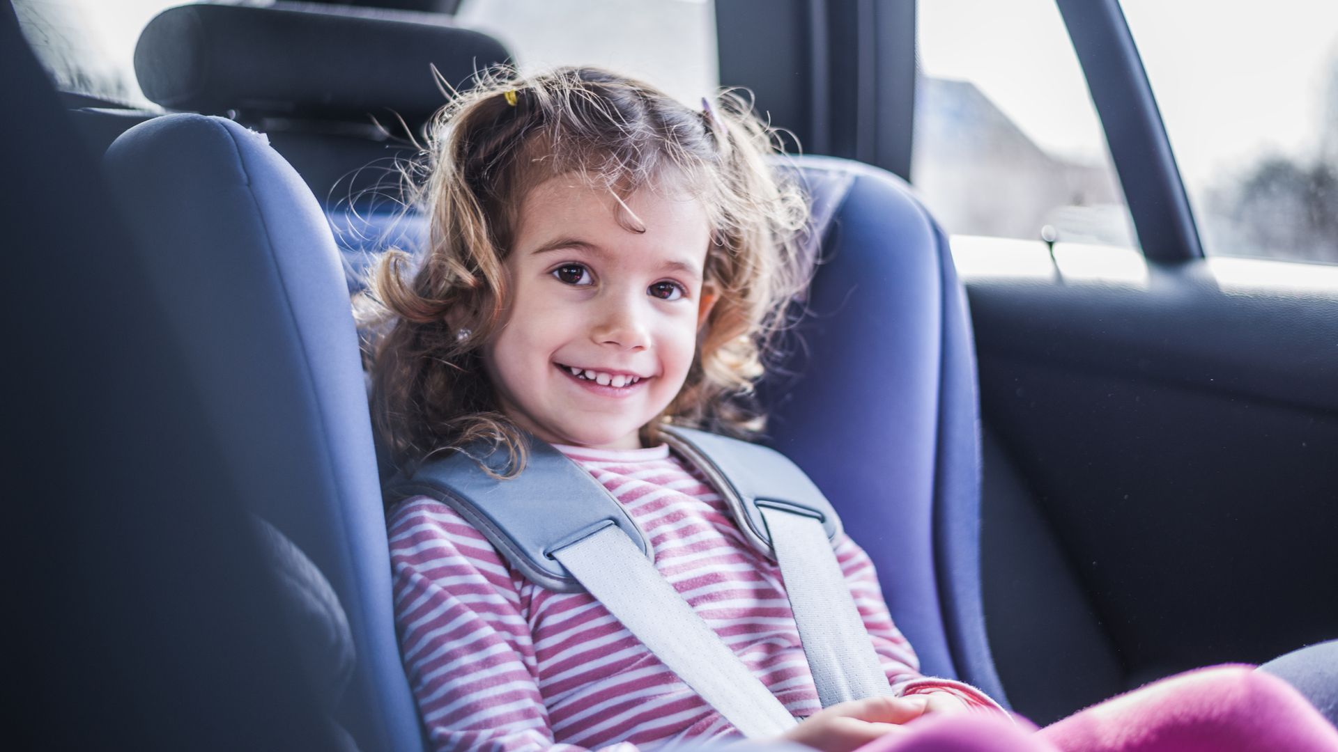 Por qué nunca debes ponerle el abrigo a tu hijo en la silla del coche y otros 5 fallos que convierten el cinturón en un peligro