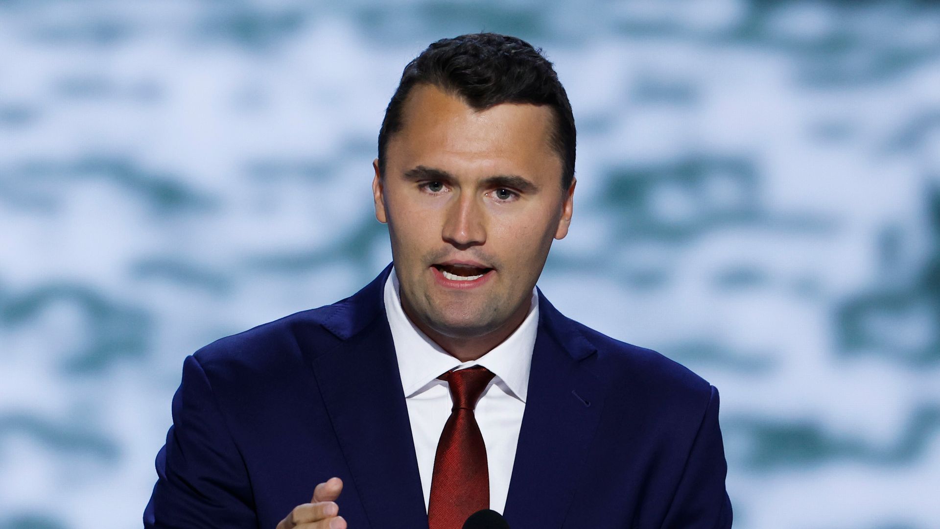Muere activista Charlie Kirk tras ataque en universidad de Utah 