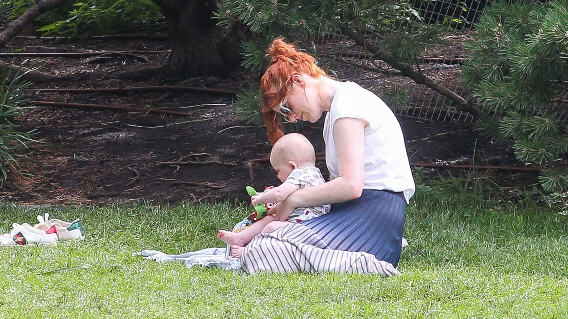 Rose Leslie, (Ygritte en 'Juego de Tronos') y su bebé: extra de mimos y diversión en el parque