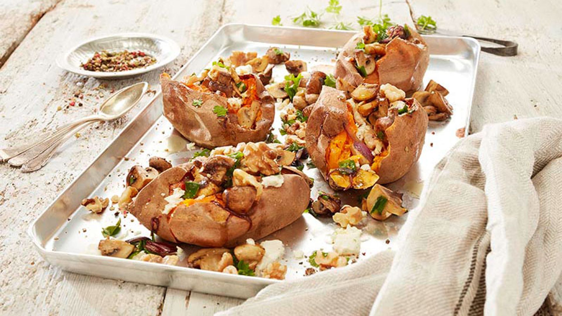 Patatas rellenas de champiñones, nueces y queso feta