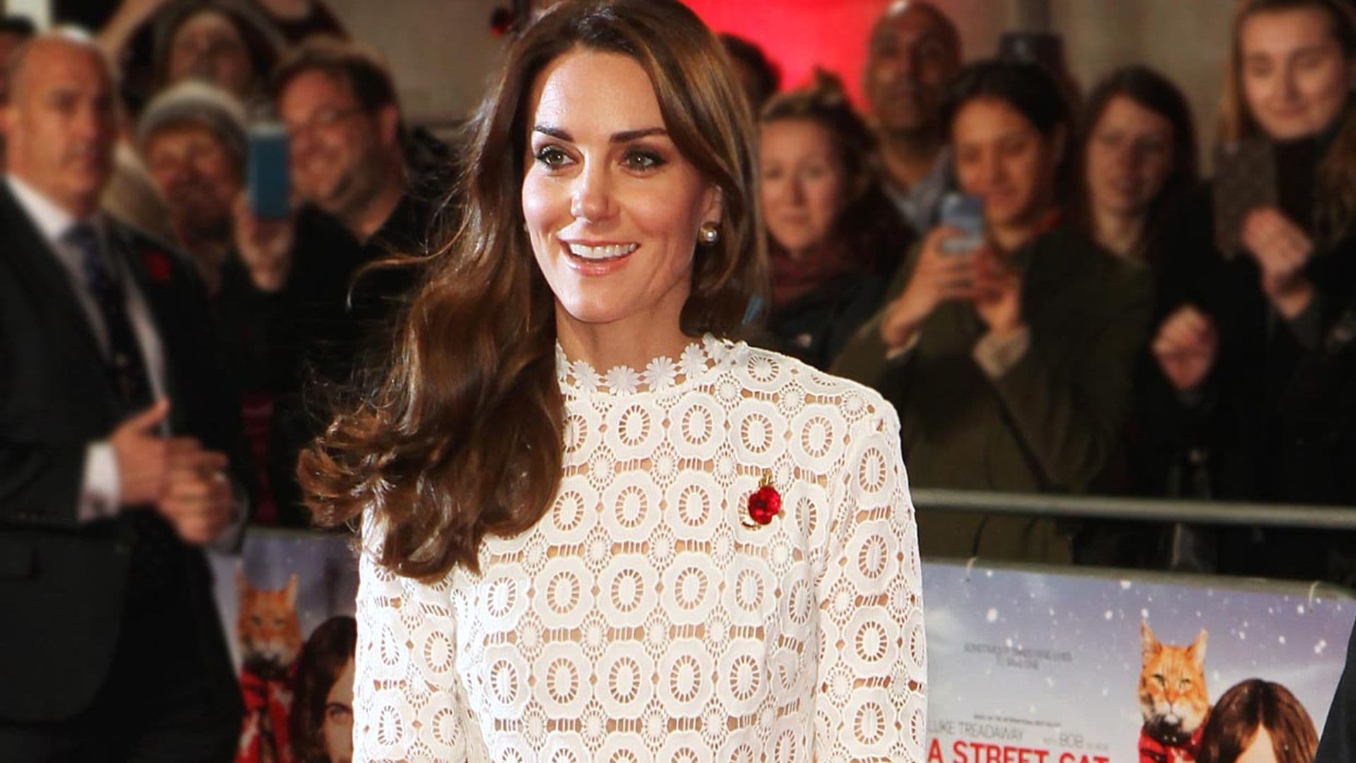 El vestido de guipur que unió a Kate Middleton y Paris Hilton llega a Mango por 70 euros