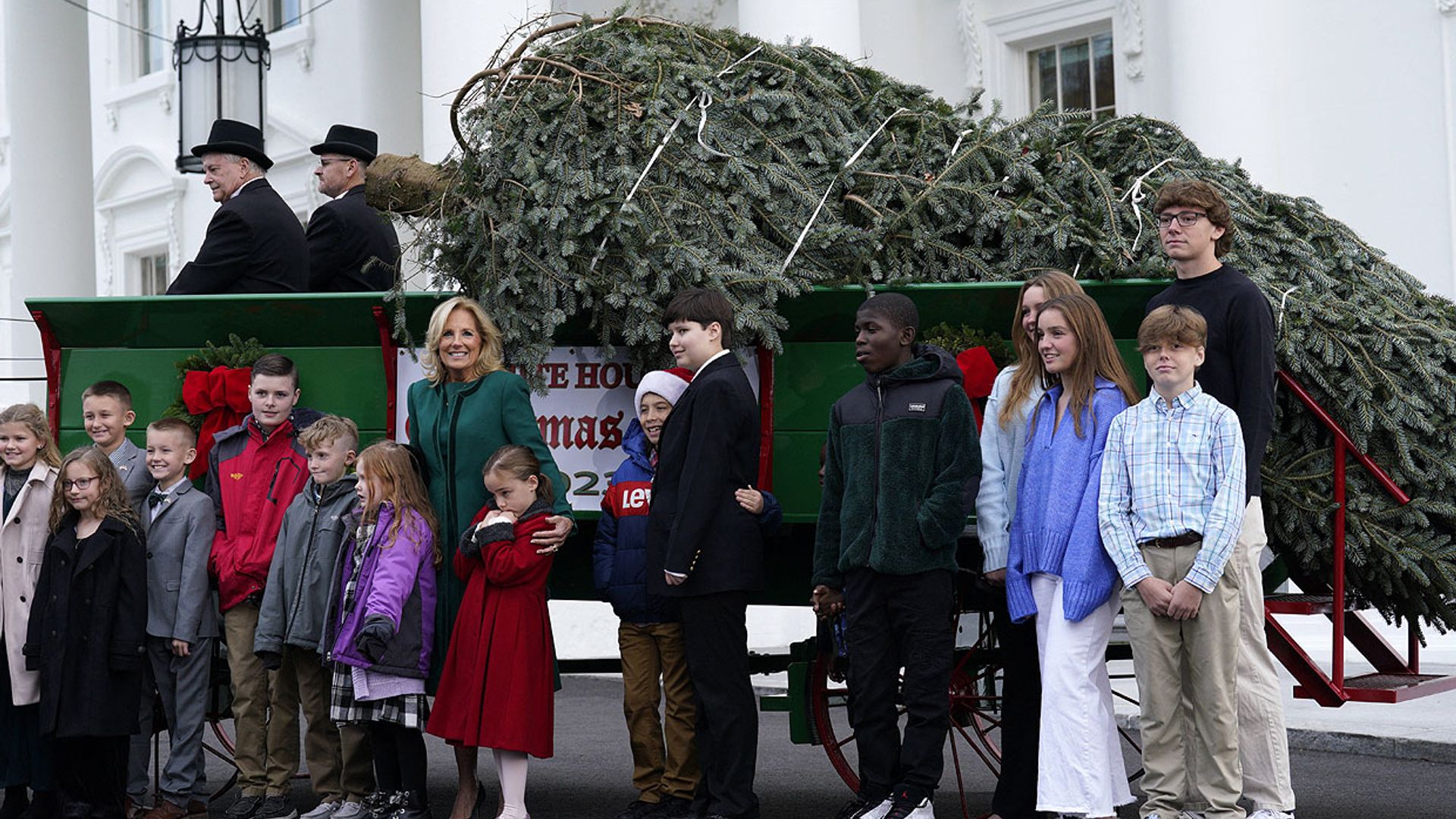 Jill Biden da la bienvenida a la Navidad en la Casa Blanca con un abeto de ¡cinco metros y medio!