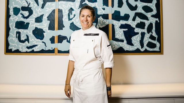 Maca de Castro, posa sonriente en el comedor de su restaurante