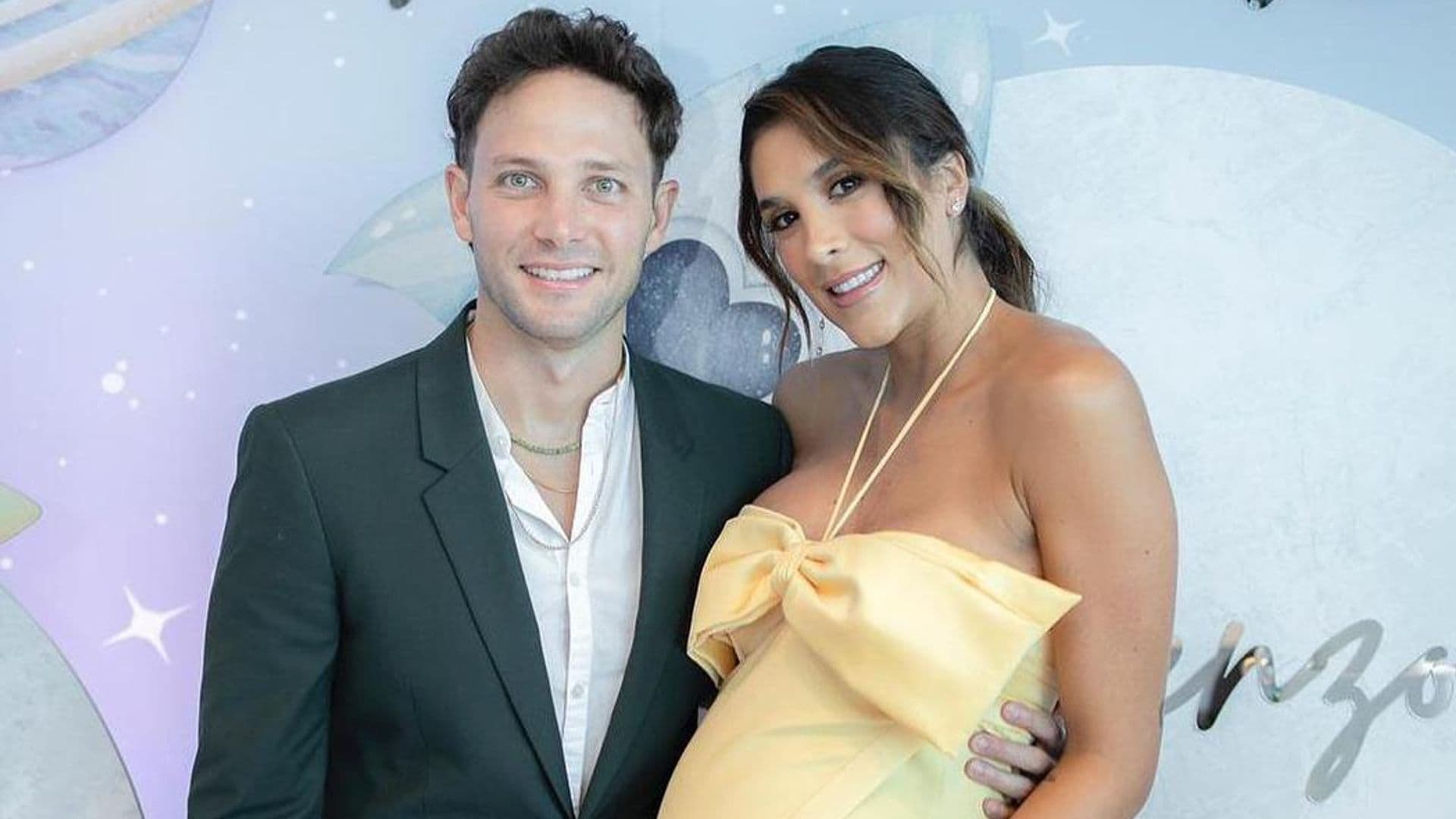 Gabriel Coronel, pareja de Daniela Ospina, practica con bebé en brazos para la llegada de su hijo