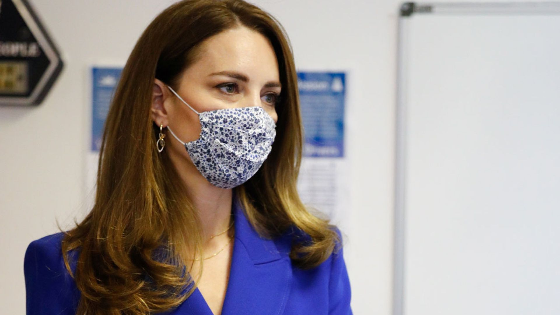 Kate Middleton recuerda a Diana con chaqueta azul de Zara y falda plisada