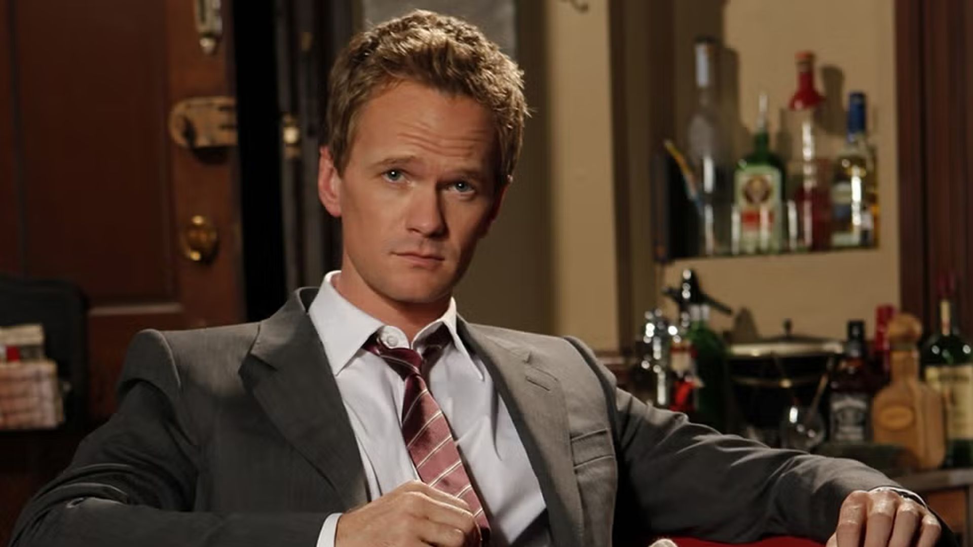 Neil Patrick Harris como Barney Stinson, el carismático, excéntrico y mujeriego del grupo