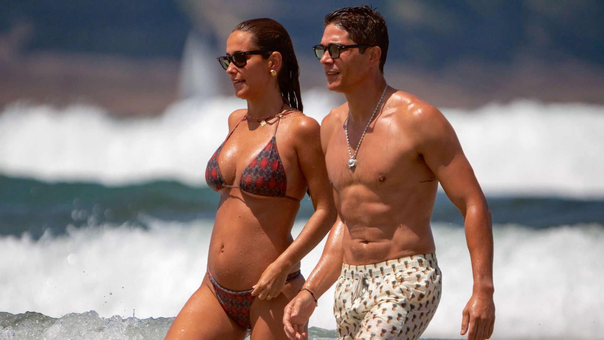 María Pombo y Pablo Castellano en el mar