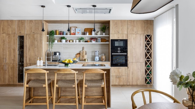 Cocina con isla central, muebles de madera de suelo a techo, taburetes altos, botellero, electrodomésticos integrados