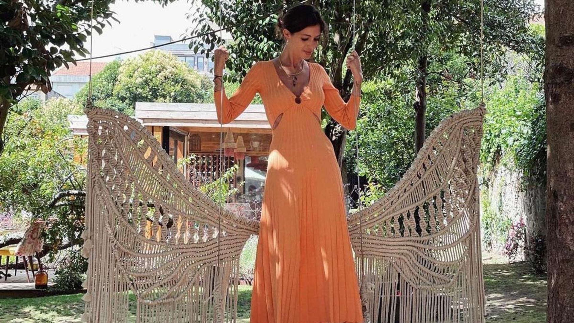 Sara Carbonero y Victoria Beckham coinciden en el vestido de punto que hace más alta