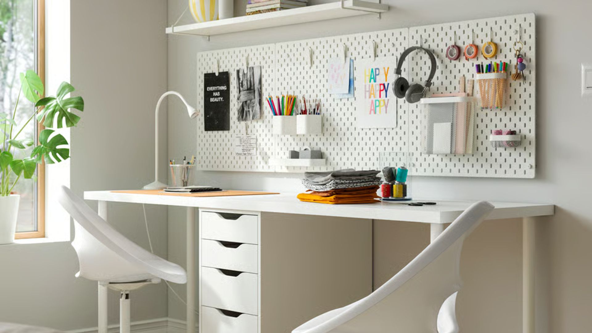 Escritorio vuelta al cole IKEA en blanco.