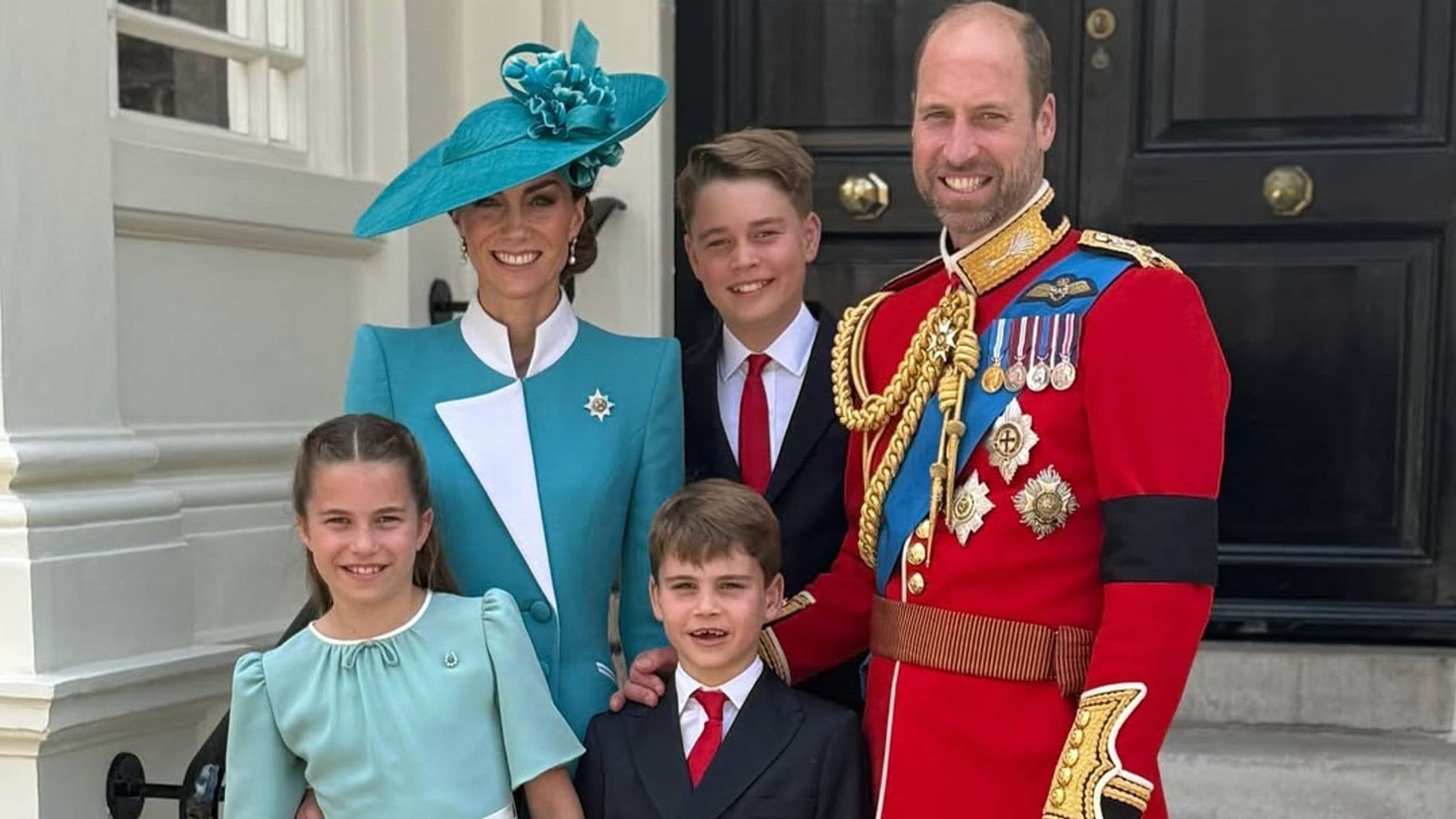 Los príncipes de Gales y sus tres hijos, los príncipes George, Charlotte y Louis, compartieron esta imagen durante el Trooping the Colour de 2025