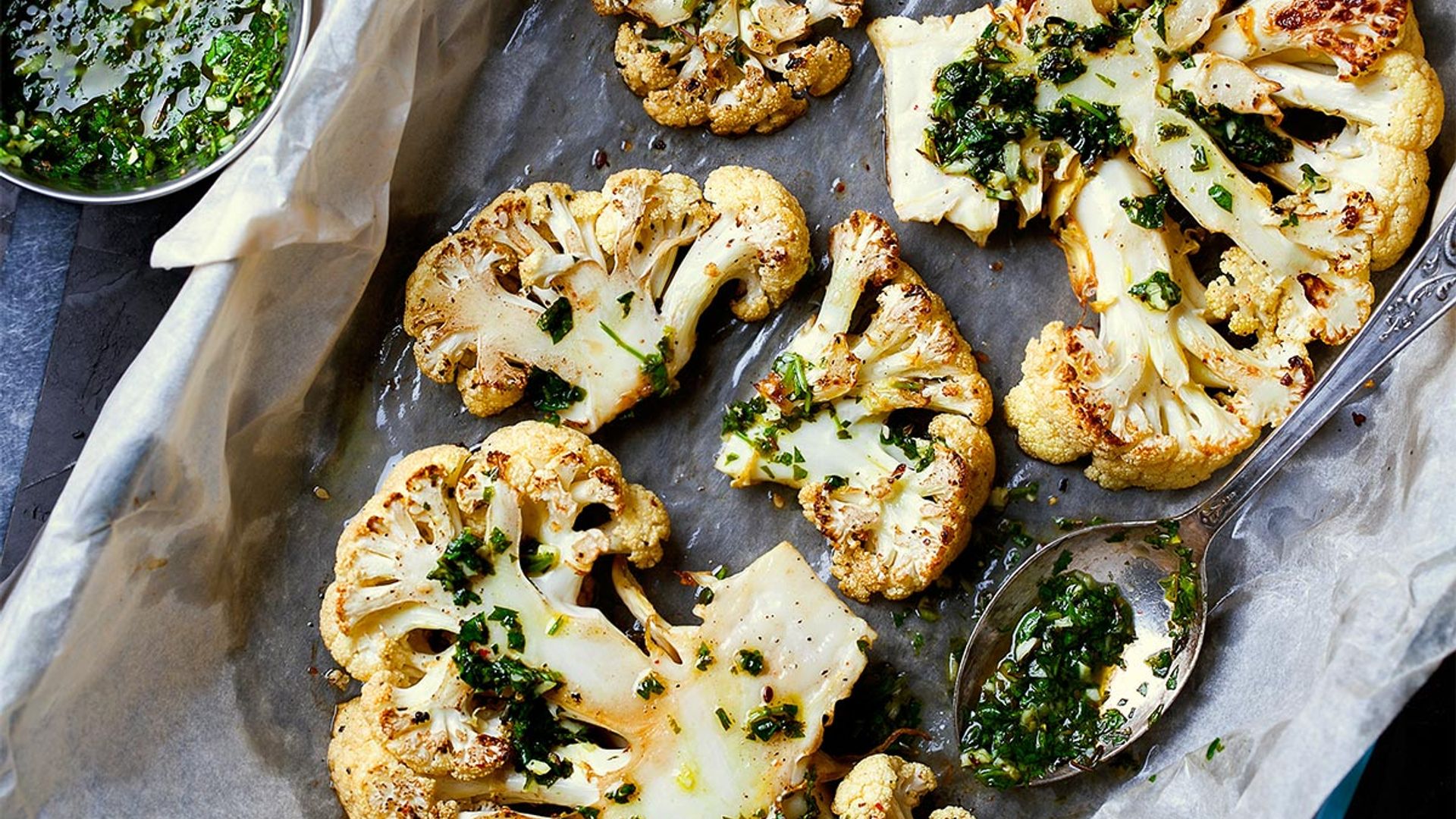 'Steaks' de coliflor con chimichurri de lima y cilantro