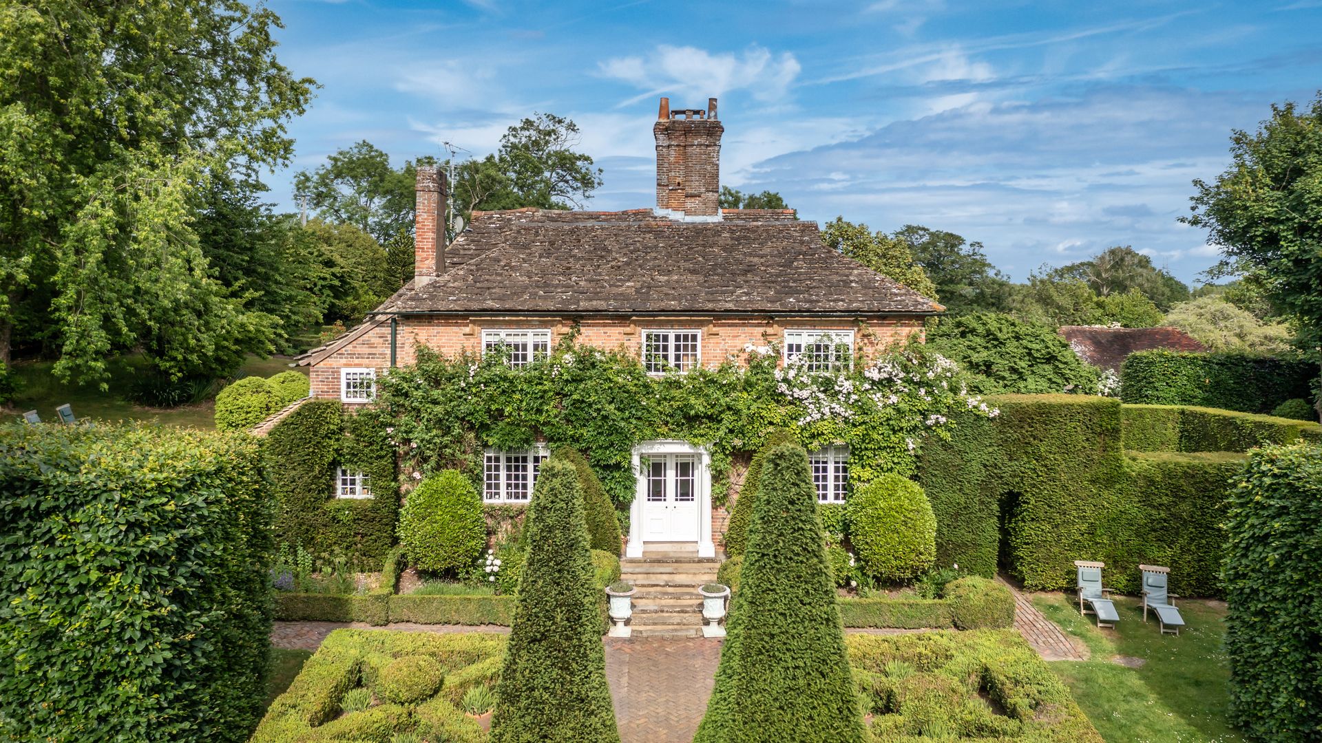 Entramos en la antigua casa de campo de la princesa Margarita y el conde de Snowdon: el refugio que inspiró 'The Crown' sale a la venta por casi 5 millones de euros