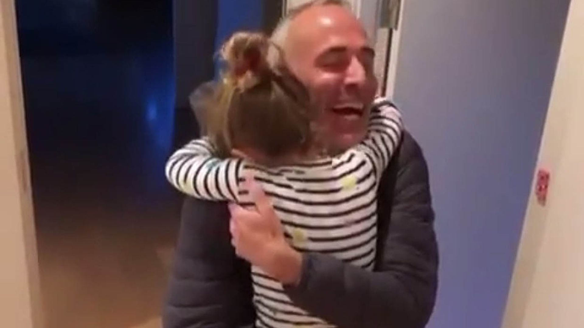 El precioso recibimiento de Érika, la hija de Álex Corretja cuando llega a casa