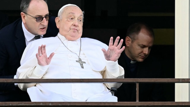 Primera aparición pública del papa Francisco desde su ingreso hospitalario    