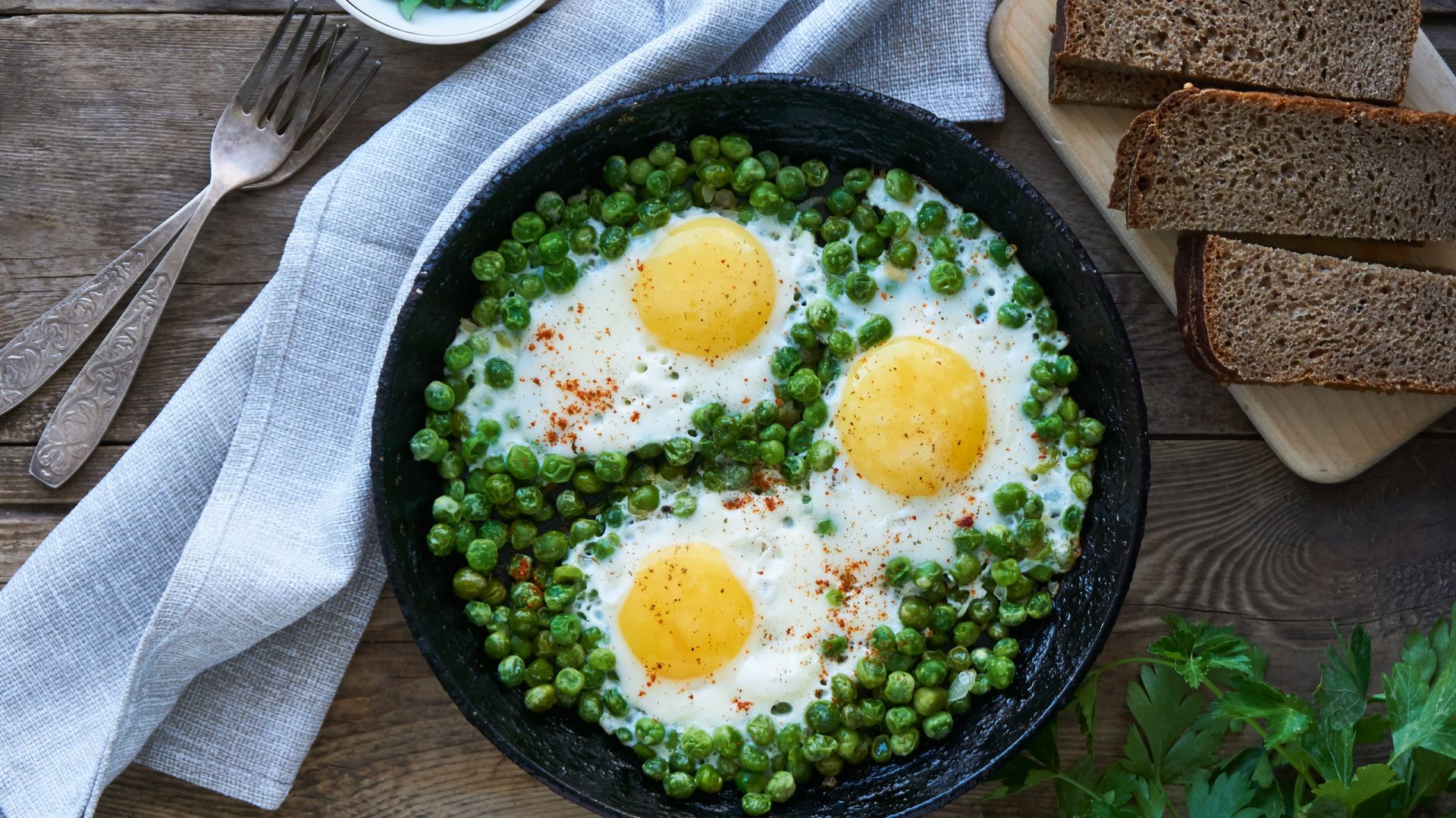Guisantes & huevo: ideas para disfrutar de esta 'pareja gastro' de temporada