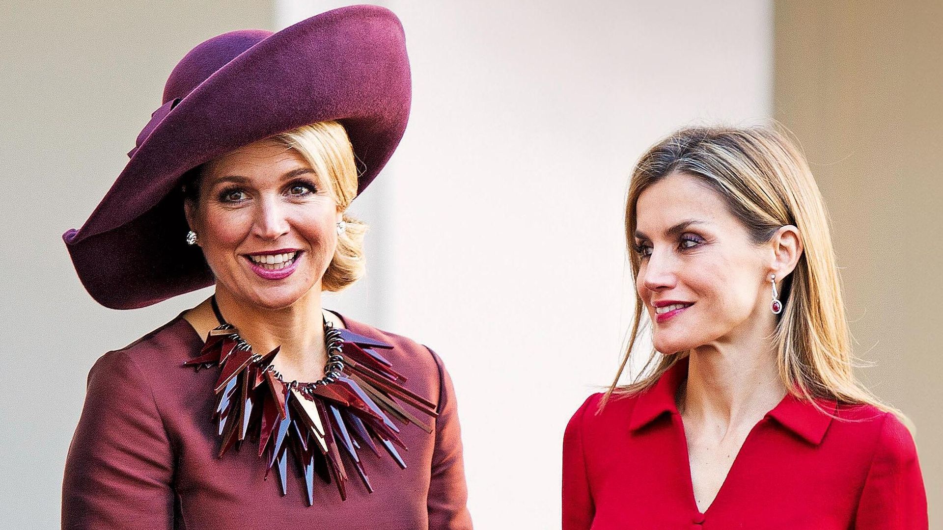Máxima más delgada que nunca y con el joyero preparado para un duelo histórico con la reina de España