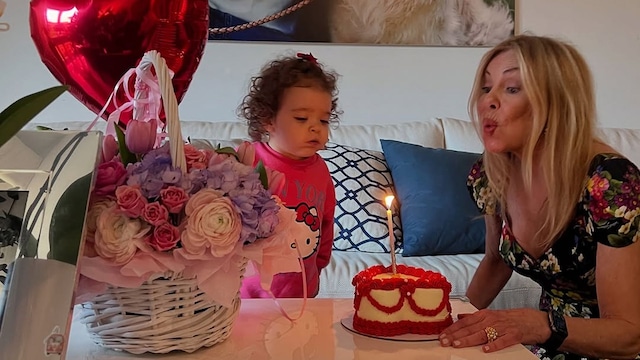 Ana obregón celebró su cumpleaños 70 junto a su nieta, Anita, y el recuerdo de su hijo, Aless