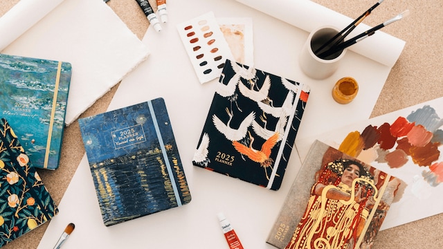 Agendas en una mesa con pinturas de Kokonote