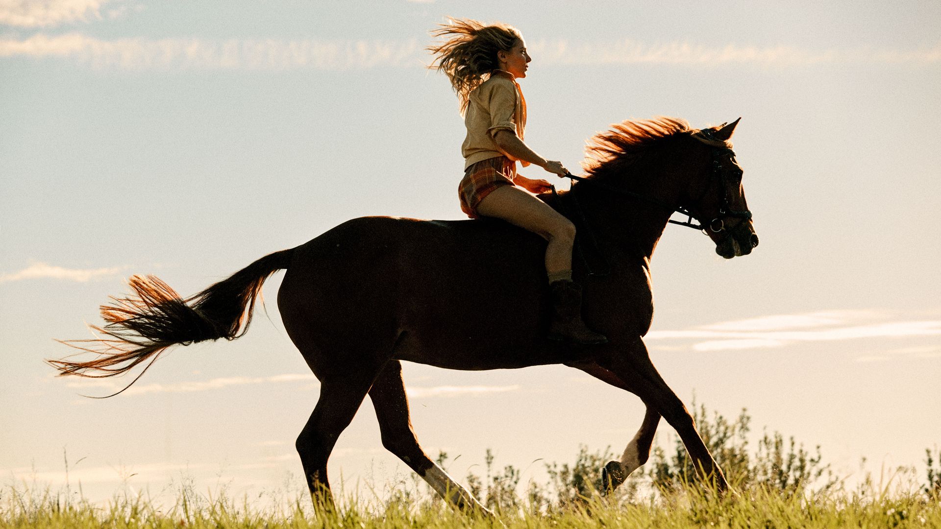 Elsa Pataky galopando al aire libre