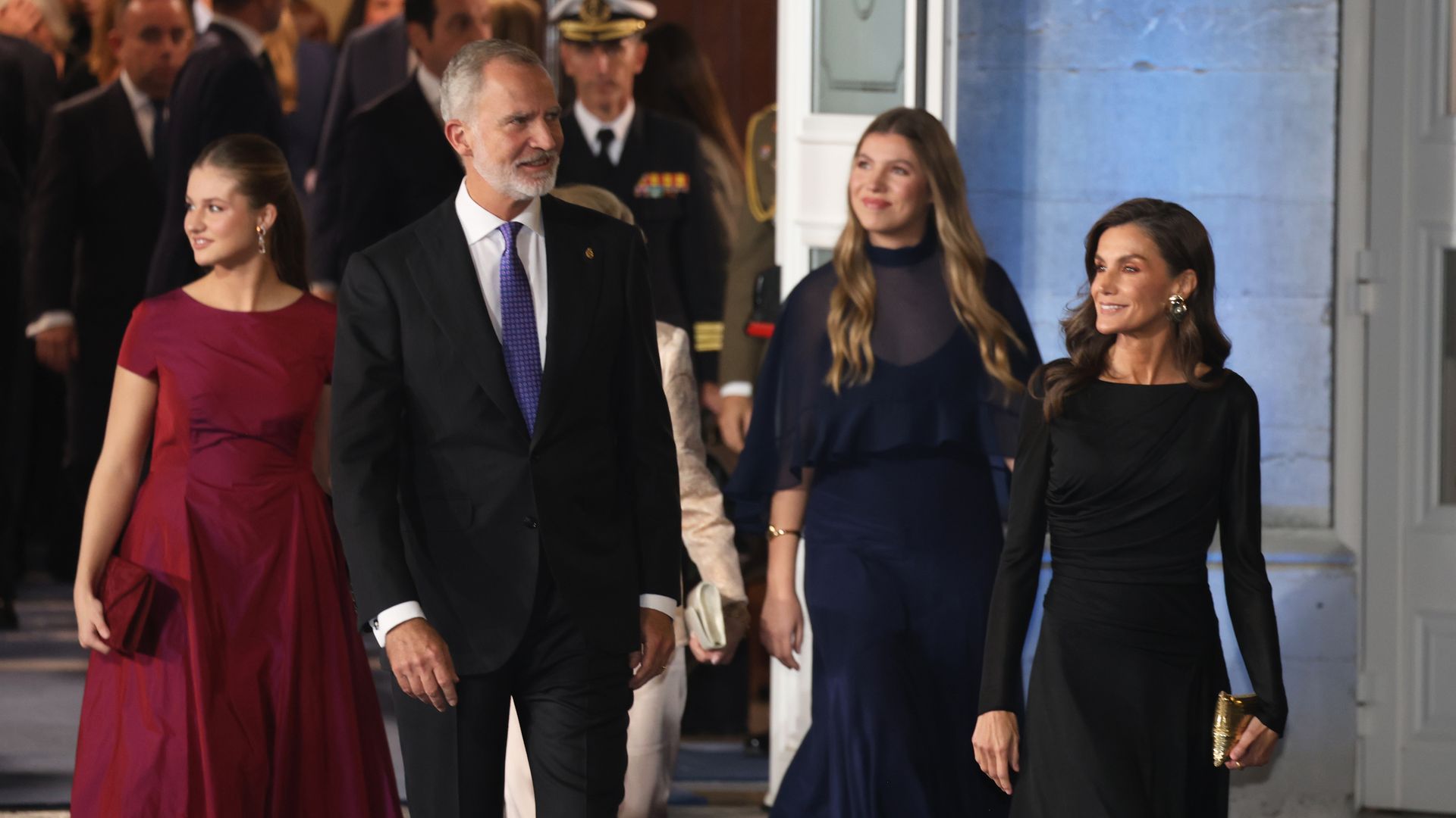 La princesa Leonor, la infanta Sofía y los Reyes, a su salida del Teatro Campoamor de Oviedo