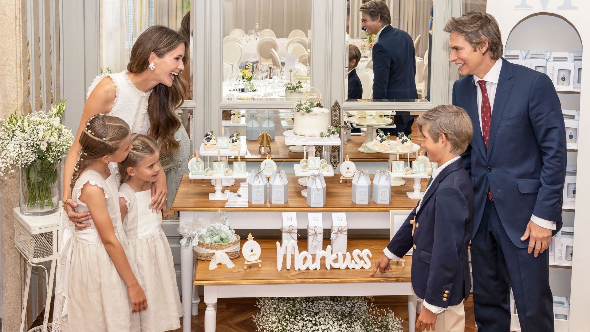 Carlos Baute y Astrid Klisans en la primera comunión de su hijo Markuss
