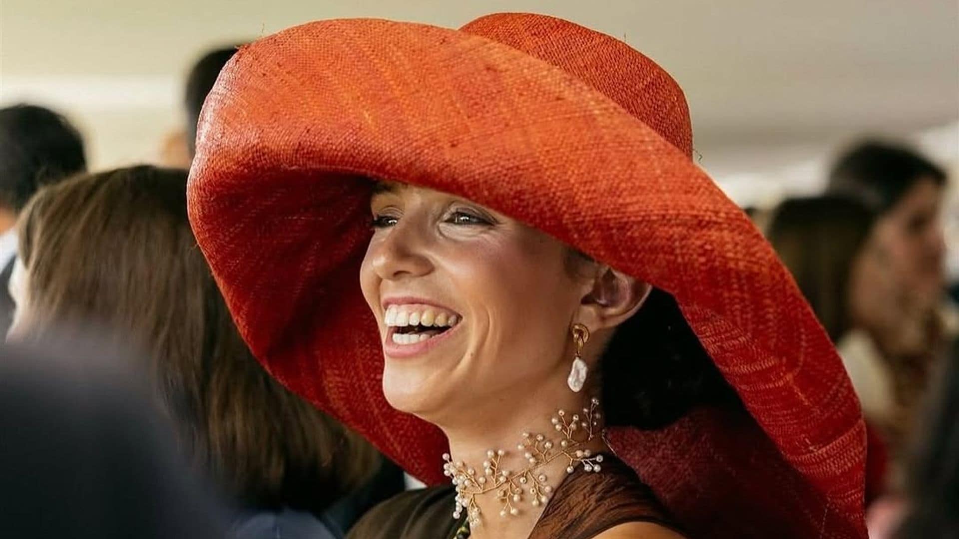 Pamelas XL de colores, el nuevo accesorio favorito de las invitadas mejor vestidas esta temporada