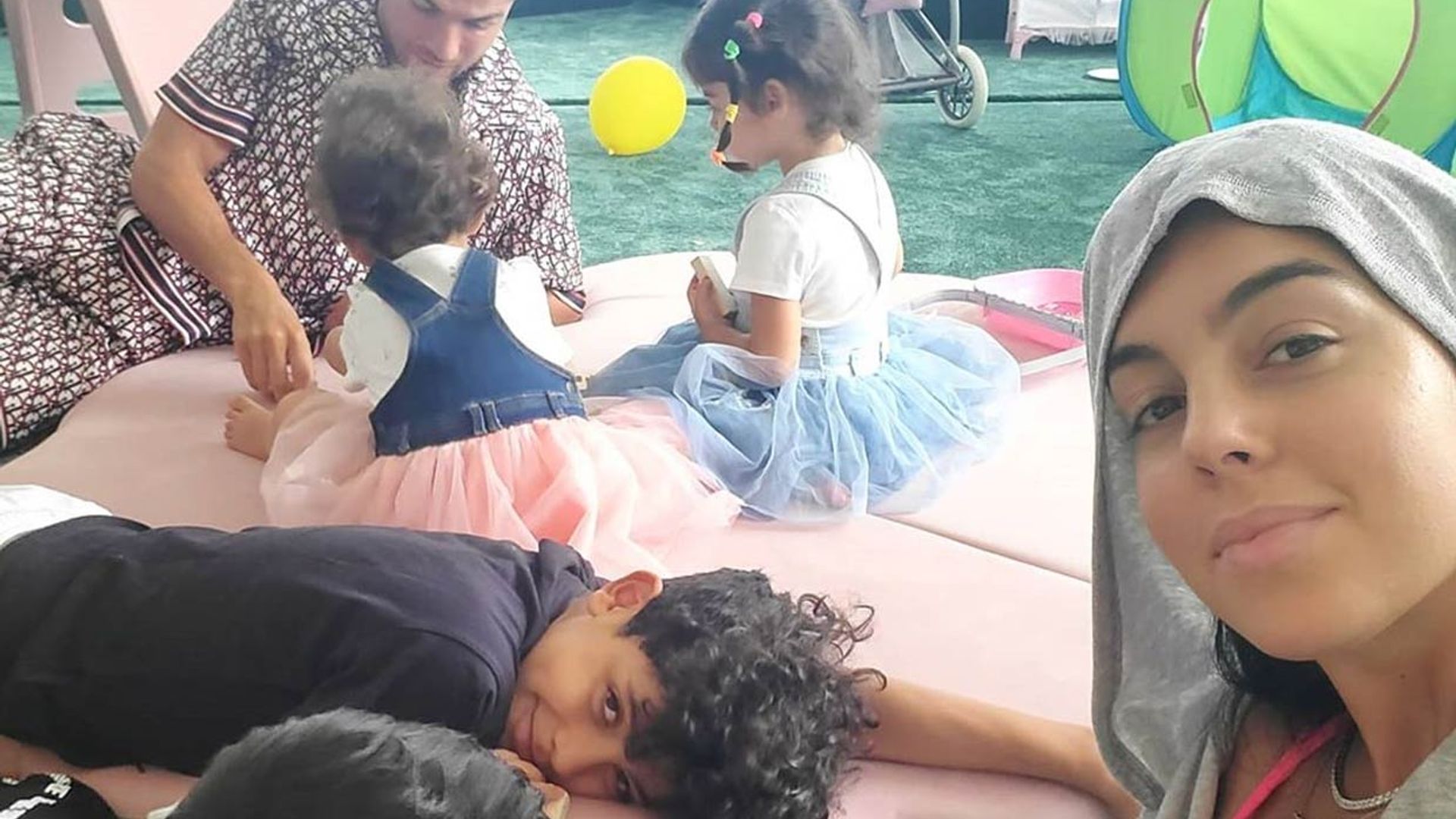 Alana Martina, Eva y Mateo protagonizan un divertido 'rescate' a Georgina Rodríguez