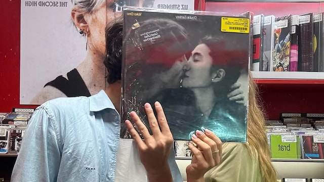 Nicolas de Dinamarca y su novia, Benedikte Thoustrup, jugando al escondite en una tienda de discos