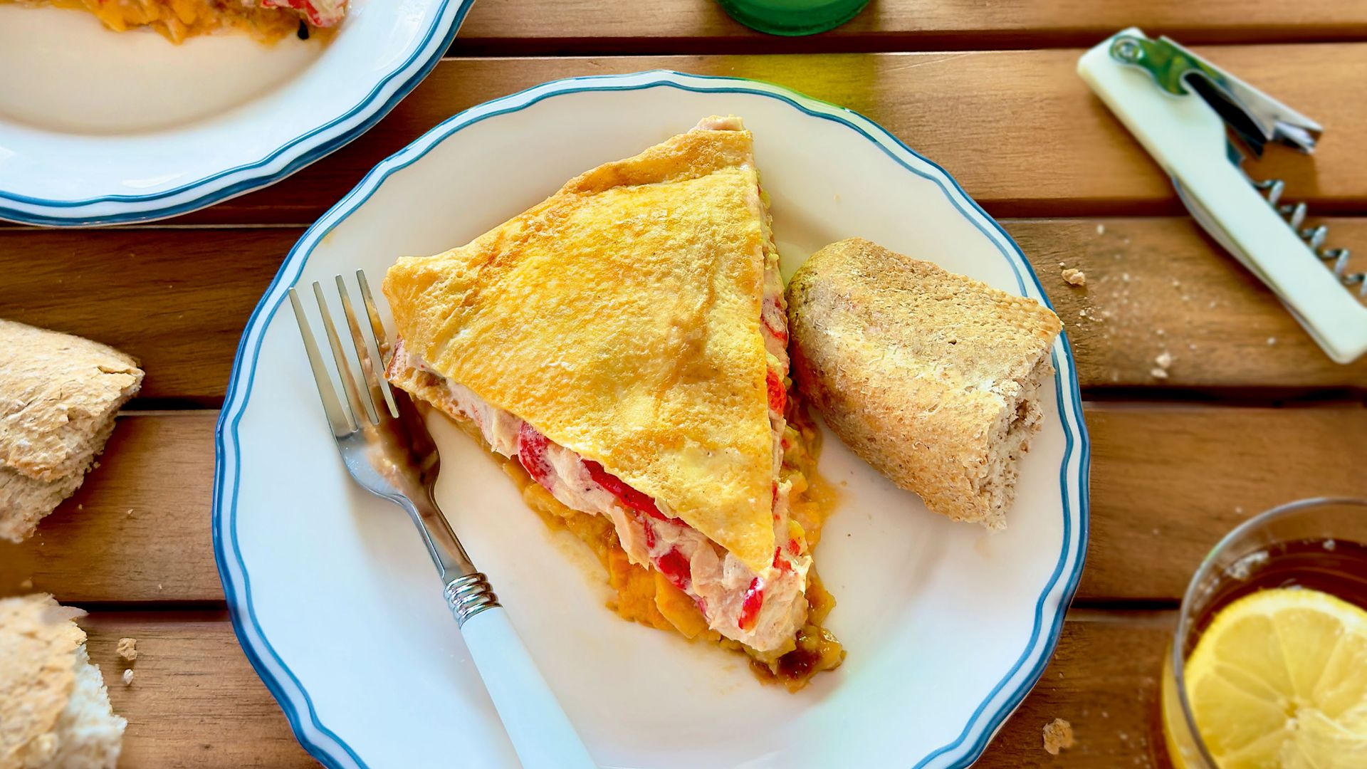 El clásico de bar que vuelve: tres tortillas de patatas rellenas para salir de la receta de siempre