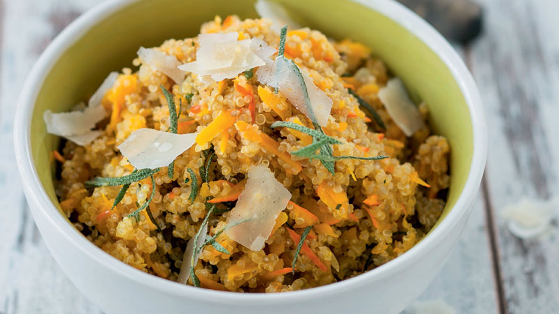 Ensalada templada de quinoa con naranja y parmesano