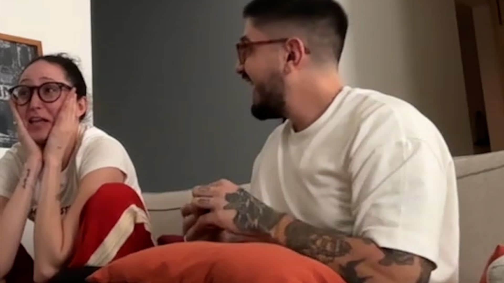Un anillo, un trailer de dibujos y mucha emoción: la pedida de matrimonio viral que no te esperas