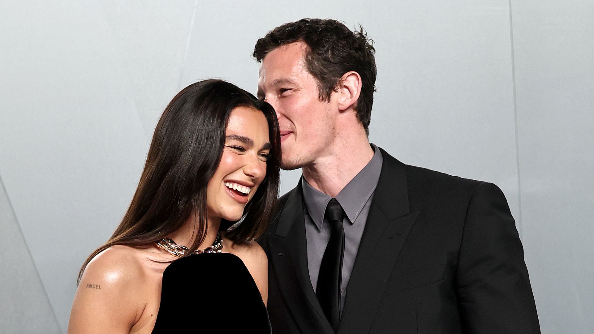 Dua Lipa y Callum Turner aterrizan en Italia para su gran boda de 3 días: 26 vestidos y una larga lista de invitados VIP