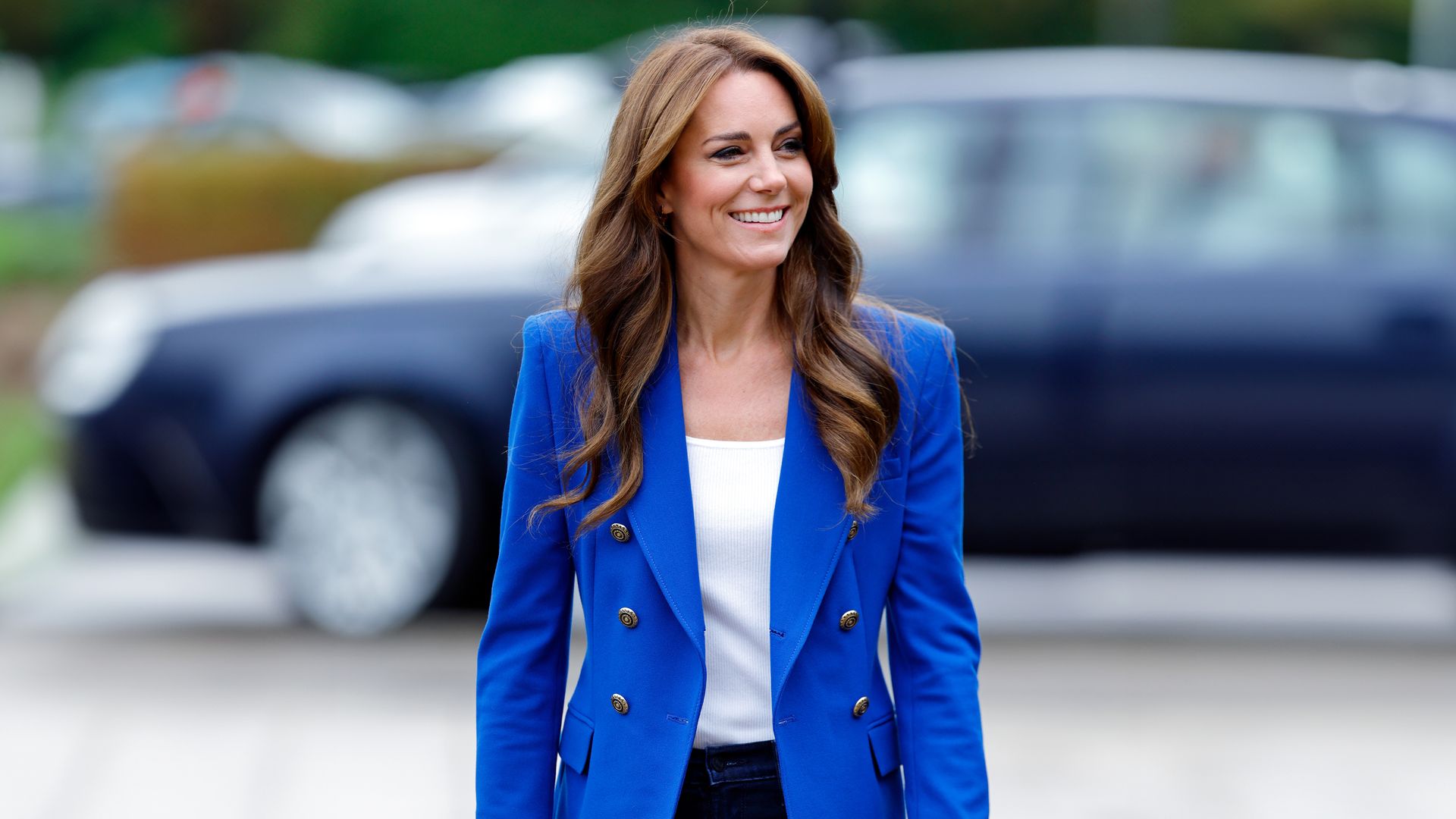 Las blazers 'made in Spain' que Kate Middleton, la reina Letizia y otras 'royals' combinan con camisetas blancas y vaqueros anchos