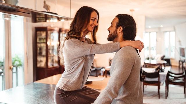 pareja de enamorados en casa, abrazados