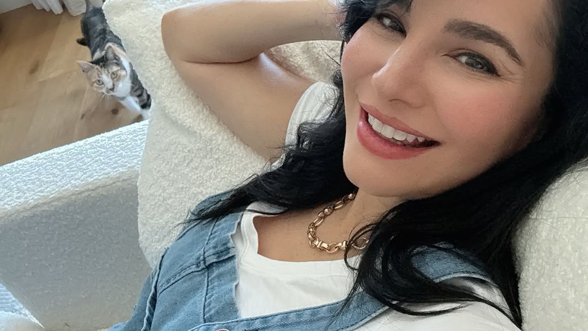 Martha Higareda disfruta de su embarazo, luce plena y radiante.