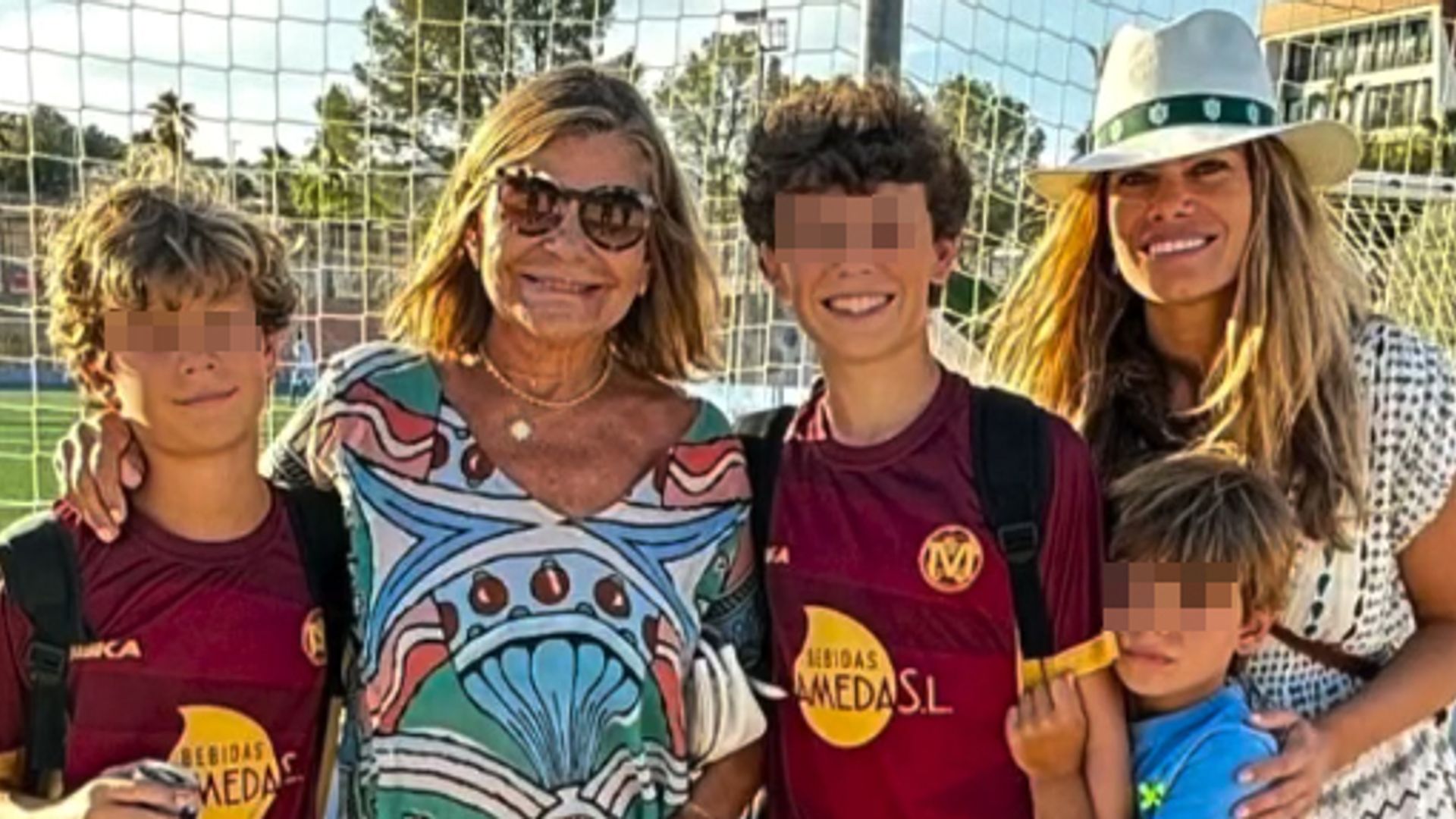 Cari Lapique muestra las imágenes de sus vacaciones familiares en Alicante y presume de nietos