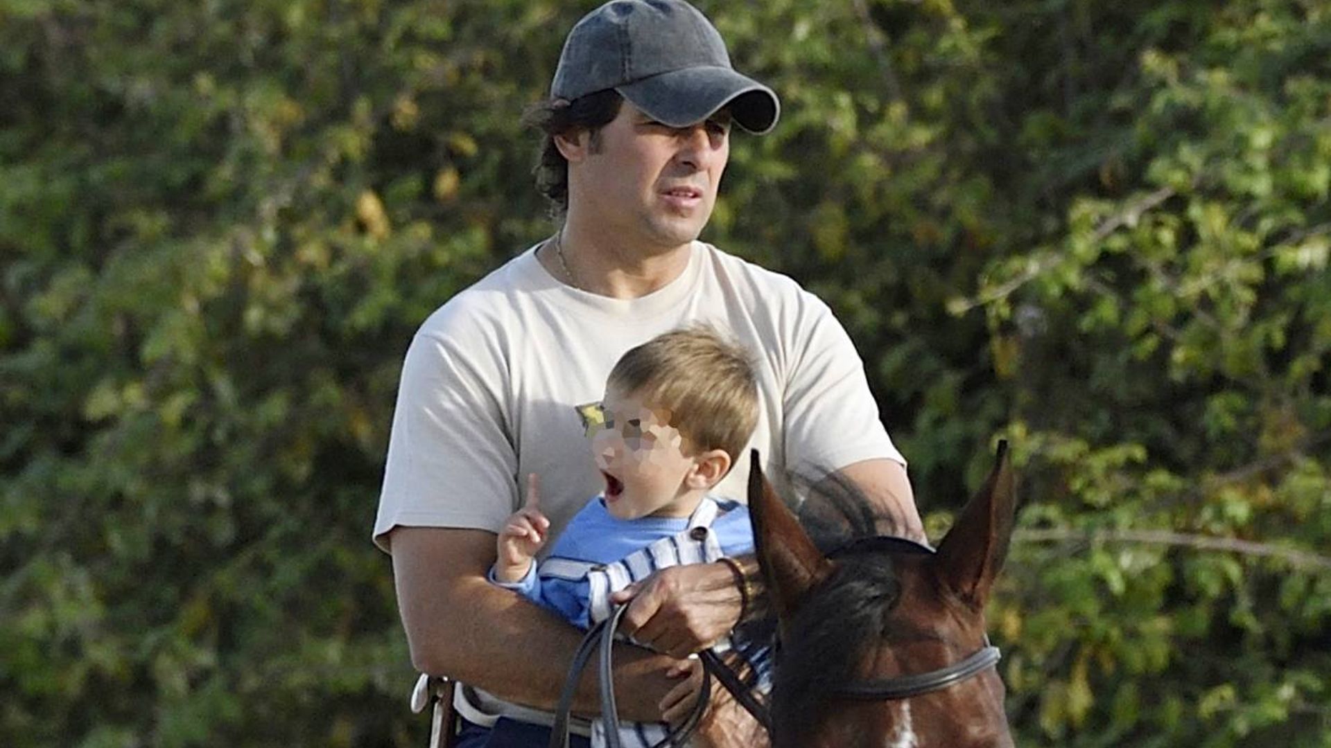 Paseo a caballo y día de compras: Francisco Rivera todo un padrazo con sus hijos en El Rocío