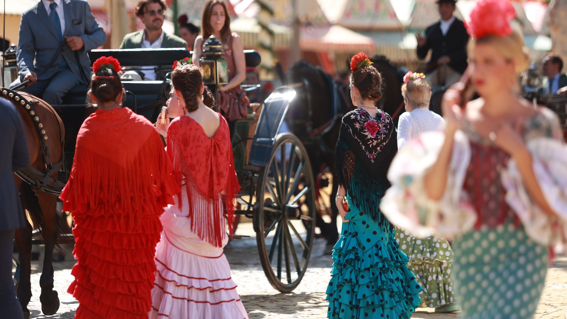 Así se vive la Feria de Sevilla desde dentro, de la mano de Beatriz y Fernando Claro, al frente de la firma CLARO Couture