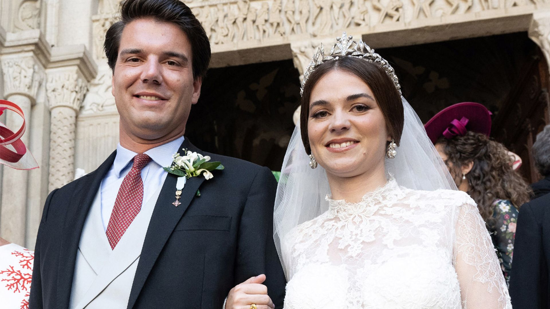 Vestido de encaje, tiara naturalista y velo: el look de Pélagie de Mac Mahon en su boda con el príncipe Amaury de Borbón-Parma