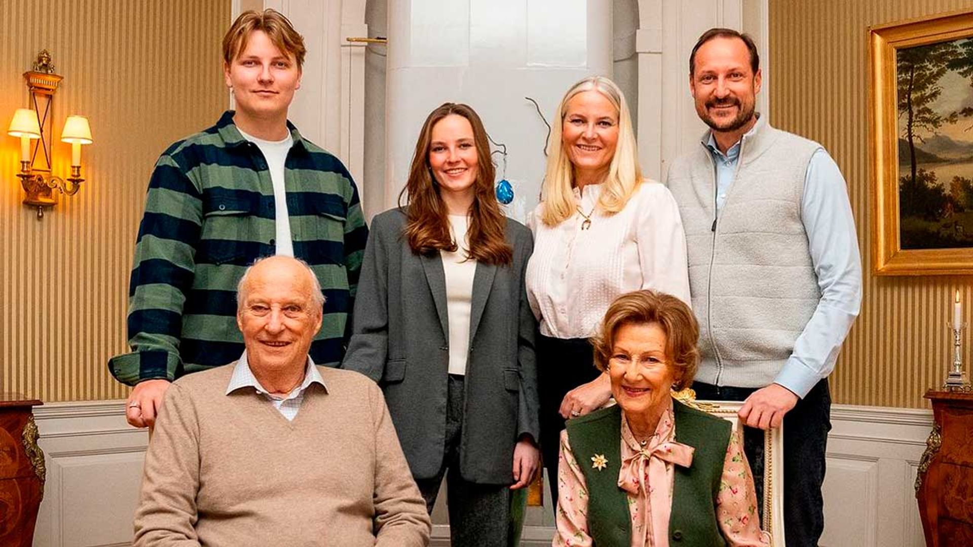 Harald de Noruega reaparece tras su enfermedad para felicitar la Pascua rodeado de su familia